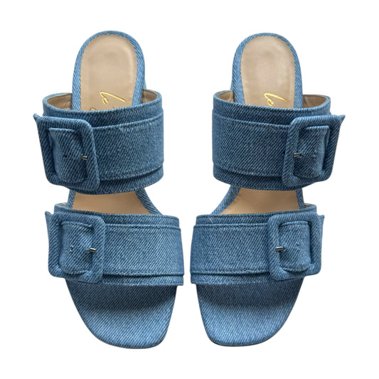 Bianca sandal in light denim.