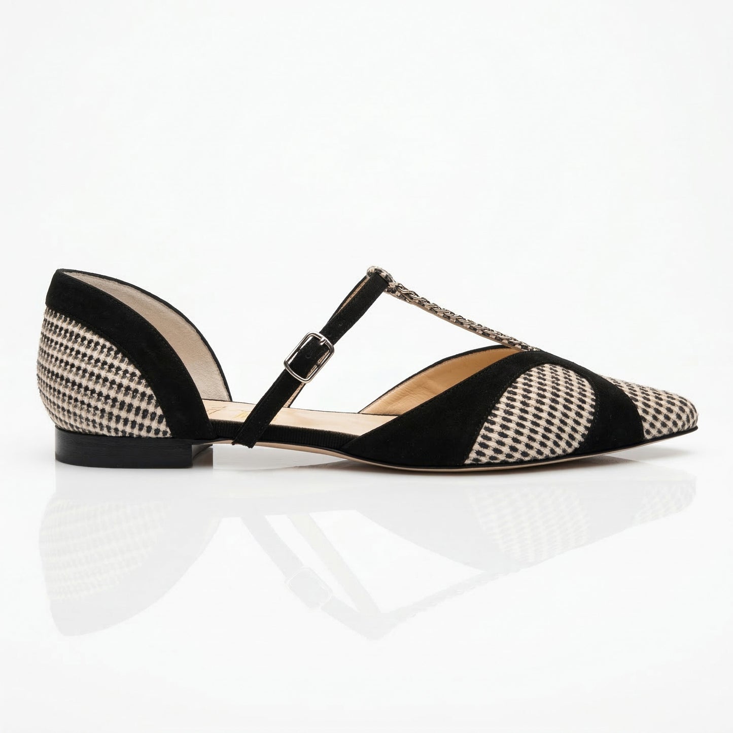 Vittoria black and white