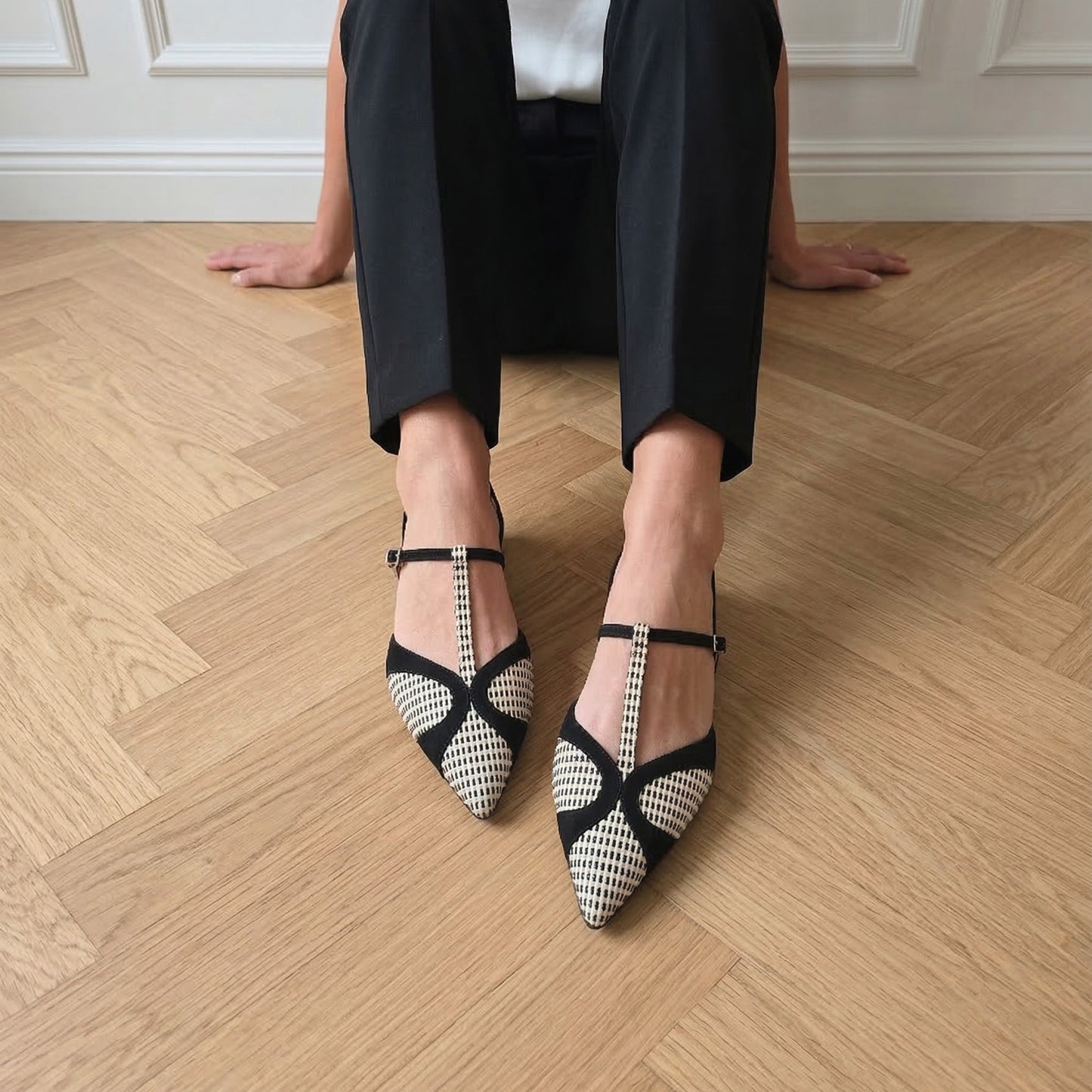 Vittoria black and white